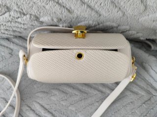 Bolso de mano beige y blanco