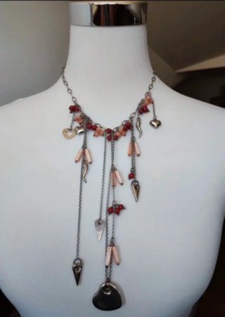 Collana lunga con ciondoli cuori e peperoncini