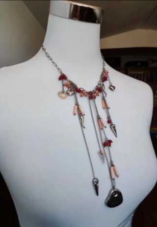 Collana lunga con ciondoli cuori e peperoncini