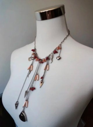 Collana lunga con ciondoli cuori e peperoncini