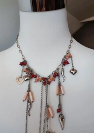 Collana lunga con ciondoli cuori e peperoncini