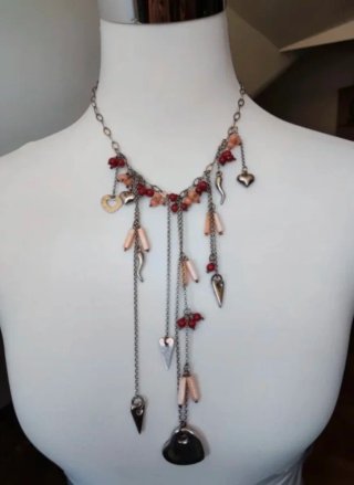 Collana lunga con ciondoli cuori e peperoncini
