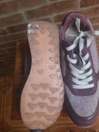Zapatillas deportivas moradas y blancas
