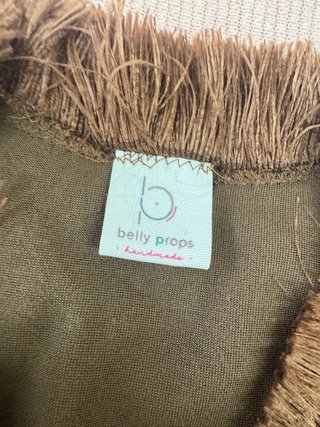 Casaca marrón con flecos de belly props