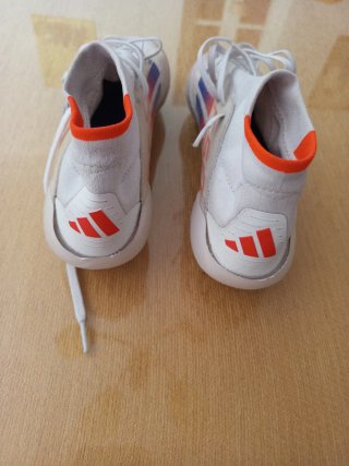 Botas de fútbol Adidas Talla 39.5 vienen Pequeñas