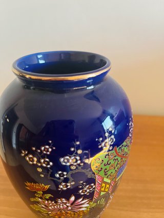 Vaso blu giapponese con decori dorati
