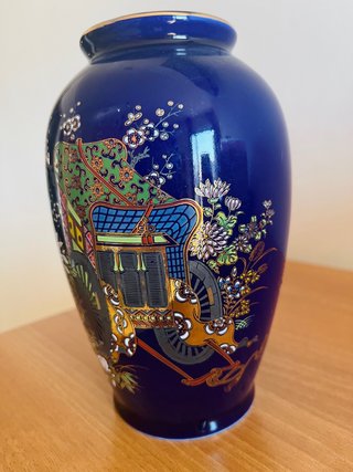 Vaso blu giapponese con decori dorati