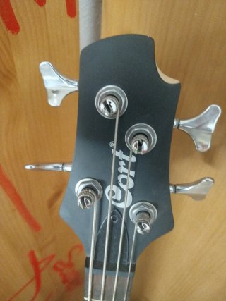 Bajo Eléctrico Rojo Cort