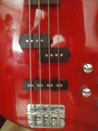 Bajo Eléctrico Rojo Cort