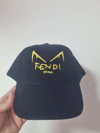 Gorra Fendi Bordada. Logo en Amarillo