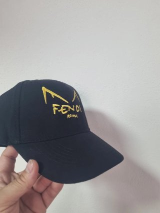 Gorra Fendi Bordada. Logo en Amarillo