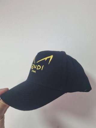Gorra Fendi Bordada. Logo en Amarillo