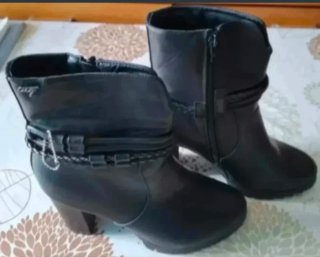 Botines negros con cadena y trenzado