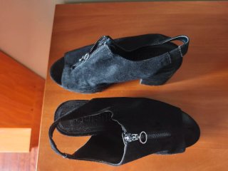 Sandalias de verano negras con cremallera