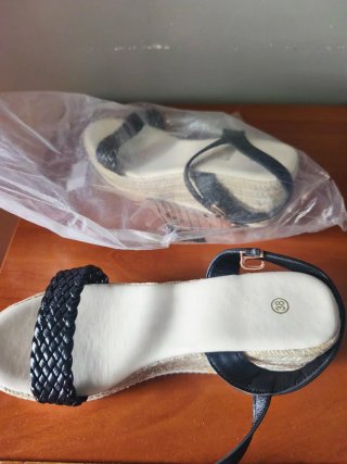 Sandalias de verano negras con cremallera