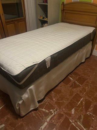 Cama 90cm con cabecero y colchones.