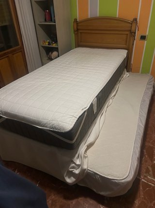 Cama 90cm con cabecero y colchones.