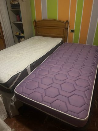 Cama 90cm con cabecero y colchones.