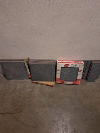 Lozas de cerámica gris con motas