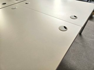 Mesa de reunião ou ilha com quatro postos de traba
