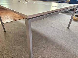 Mesa de reunião ou ilha com quatro postos de traba