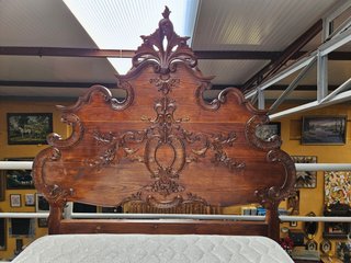 Cama antiga madeira com estrado e colchão