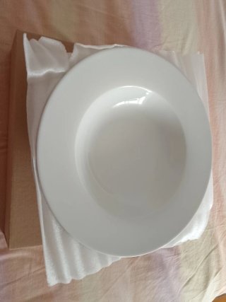Platos hondos de porcelana blanca
