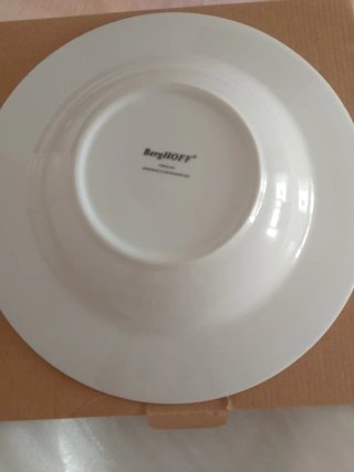 Platos hondos de porcelana blanca