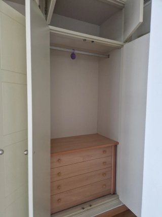 Armario empotrado de madera 4 puertas + 2 cajonera