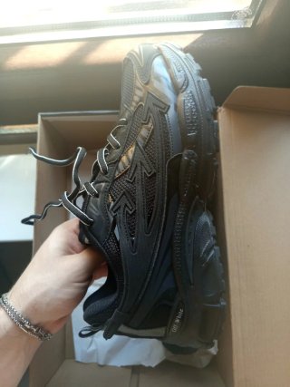 Scarpe Off-White nere e grigie