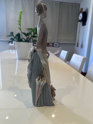 Figura Lladro Dama con Paraguas y Perro