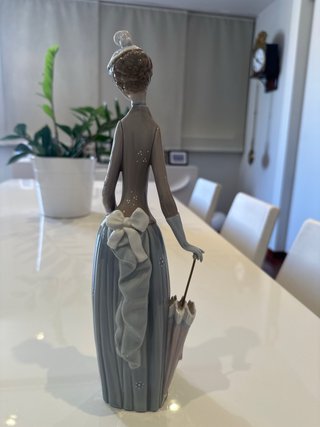Figura Lladro Dama con Paraguas y Perro