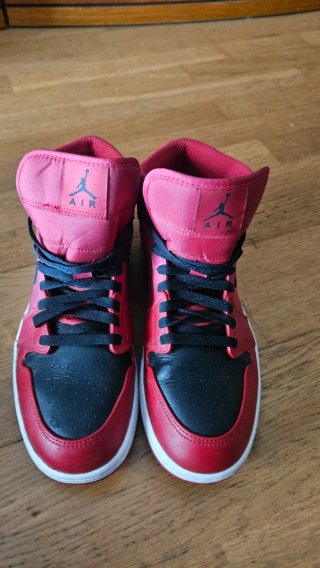 Nike Air Jordan 1 Mid Reverse Bred