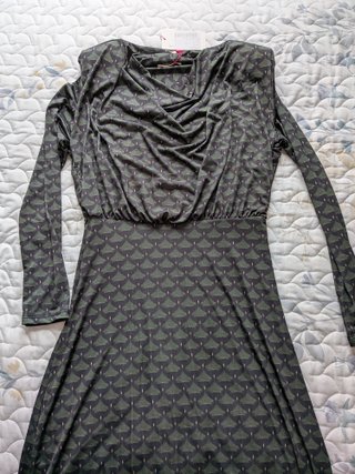 Vestido midi drapeado hombros