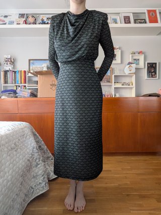 Vestido midi drapeado hombros