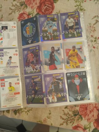 Álbum sorpresa con muchas cartas