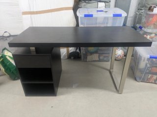 Escritorio moderno marrón y plata