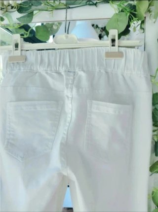 Pantalón ceñido con cintura elástica