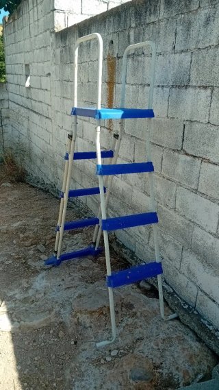 Escalera Piscina Azul y Blanca