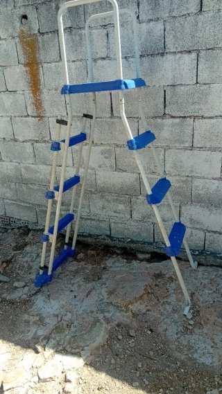 Escalera Piscina Azul y Blanca
