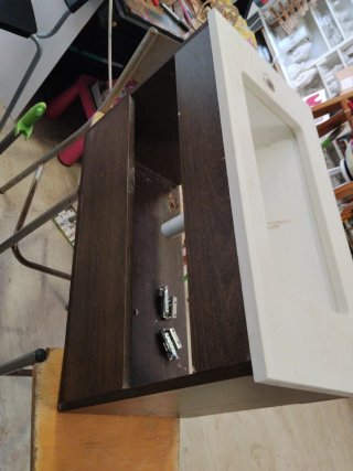 Lavabo estrecho madera y blanco