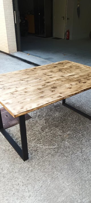 Mesa estilo industrial madera y metal
