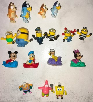 Lote Figuras Bluey, Minions, Disney y Bob Esponja