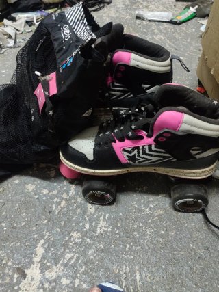 Patines de 4 ruedas negros y rosas