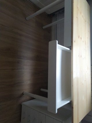Escritorio con cajoneras de madera y metal