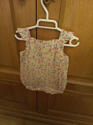 Vestiditos y ranitas para bebé