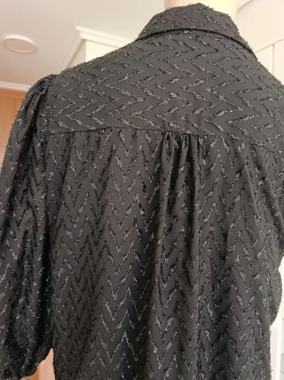 Vestido negro largo con estampado