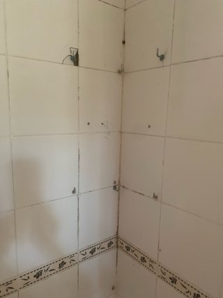 Mesa oficina y 2 sillas rojas