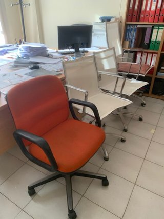 Mesa oficina y 2 sillas rojas