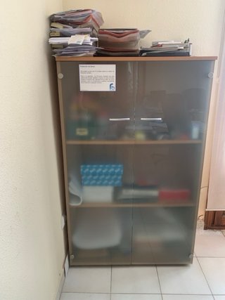 Mesa oficina y 2 sillas rojas